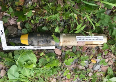 Roquette examinée dans un contexte d’expertise pyrotechnique